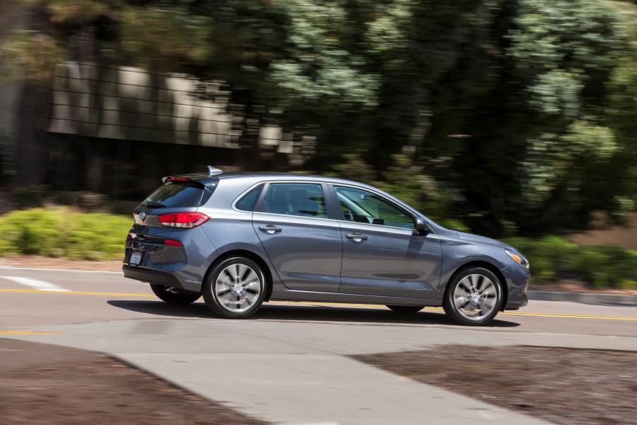  Hyundai Elantra GT 2017 года  (фото 6 из 16)